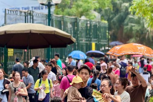 Nghỉ lễ Giỗ Tổ Hùng Vương: Người dân Thủ đô đổ xô đến công viên vui chơi