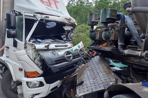 Tai nạn giao thông mới nhất 18/4/2024: tài xế tử vong trong cabin bẹp dúm