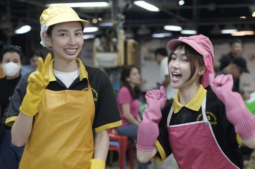 Hòa Minzy bật khóc nức nở khi làm cửu vạn ở chợ cá