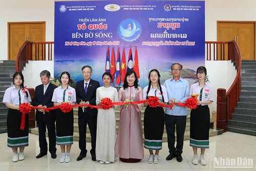 Triển lãm 100 bức ảnh nghệ thuật tại Lào về đề tài biển đảo Việt Nam