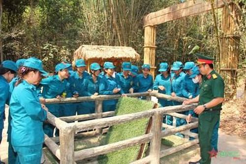 Bộ tư lệnh TP Hồ Chí Minh tổ chức cho dân quân nữ tham quan Địa đạo Củ Chi