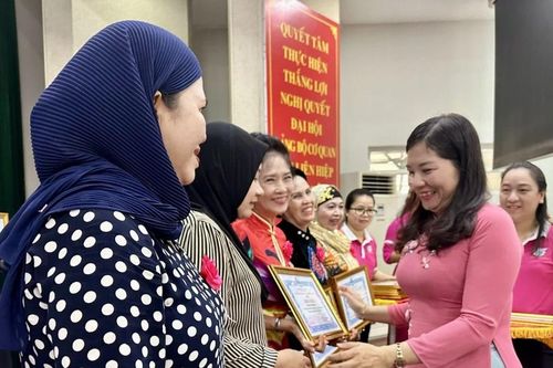 Biểu dương 49 điển hình 'Gương sáng phụ nữ dân tộc'