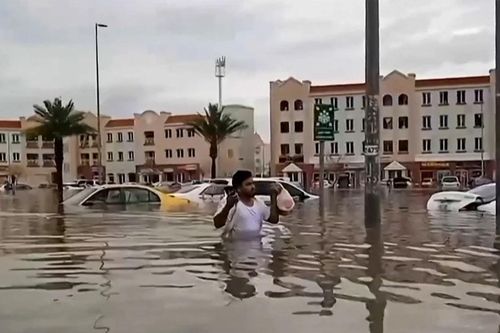 UAE hỗn loạn vì mưa lớn gây lũ
