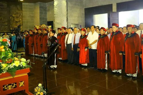 Hàng ngàn người dân miền Tây đổ về Cần Thơ dâng hương Vua Hùng