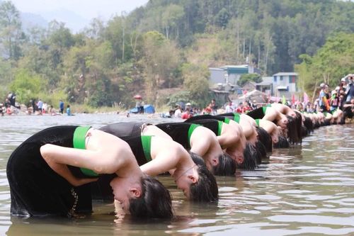 Kỳ thú 'lễ hội gội đầu' của những cô gái Thái trắng
