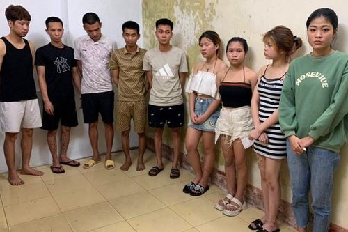 Bắt quả tang 9 nam nữ, bay lắc trong quán karaoke Anh Tân