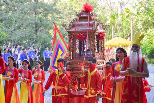 Hàng nghìn giảng viên, sinh viên dâng hương tri ân các Vua Hùng