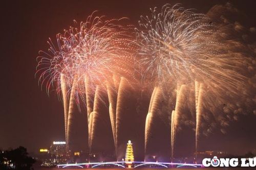Mãn nhãn màn pháo hoa rực sáng trên bầu trời Đất Tổ