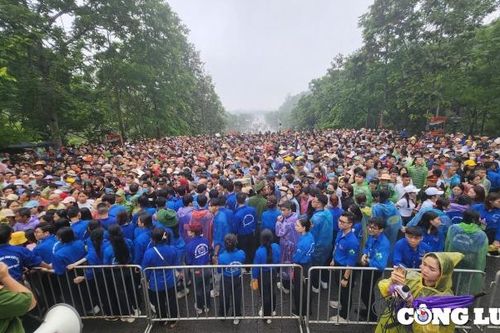 Phú Thọ: 'Biển người' đổ về dâng lễ ở đền Hùng trong ngày chính hội