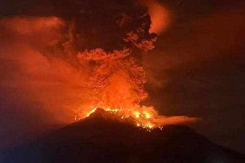 Núi lửa phun trào dữ dội ở Indonesia, người dân sơ tán và sân bay đóng cửa