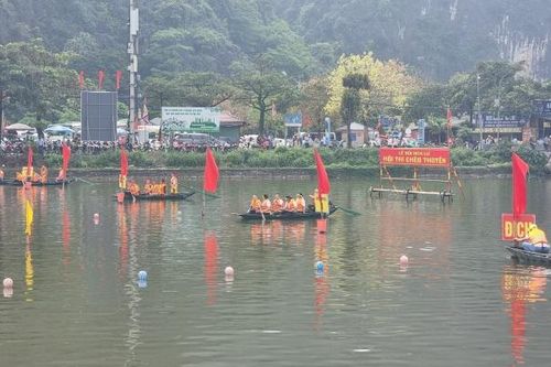 Hội thi chèo thuyền tại lễ Hội hoa lư năm 2024