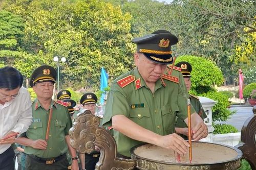 Bộ trưởng Bộ Công an viếng nghĩa trang liệt sĩ Đồi 82