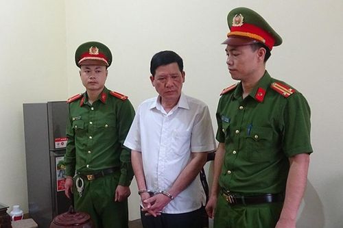 Bắt tạm giam chủ tịch UBND xã và kế toán ở Bắc Giang