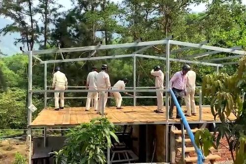 Cưỡng chế phá dỡ công trình du lịch xây trái phép trên đất rừng ở Đà Nẵng