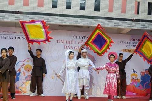 Học sinh cùng thầy cô hào hứng hát đờn ca tài tử giữa sân trường