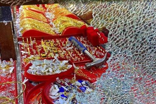 Chủ tiệm vàng kể khoảnh khắc tên cướp đập tủ kính lấy trang sức