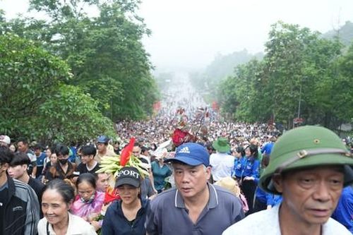 Người dân đổ về Đền Hùng