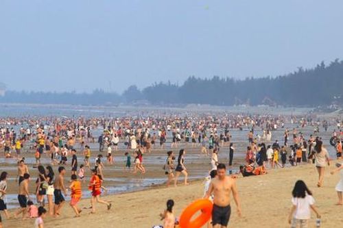 Hàng vạn du khách đổ về Cửa Lò tắm biển trong ngày giỗ Tổ Hùng Vương