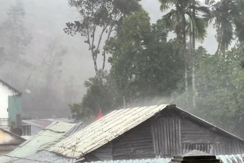Mưa đá kèm giông lốc dữ dội tại Quảng Nam