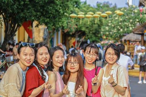 Giới trẻ nô nức đến phố cổ Hội An trong ngày giỗ Tổ Hùng Vương