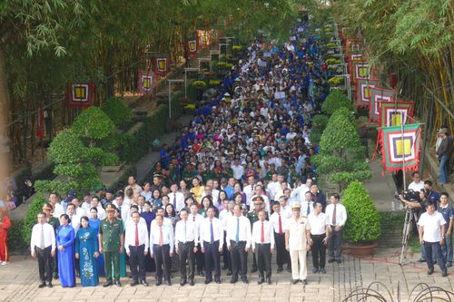 Lãnh đạo TP.HCM cùng hàng ngàn người dân dâng hương tưởng nhớ Vua Hùng