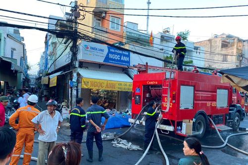 Cháy lớn nhà dân, khói bao trùm cả khu vực