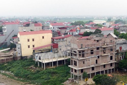 Những ngôi nhà cao tầng chênh vênh mọc trái phép bên mép sông Cầu