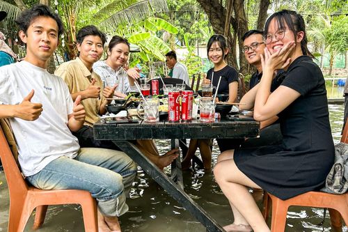 Quán ăn độc lạ ở TP.HCM, nhân viên bì bõm lội nước, khách vừa ăn vừa 'ngâm chân'