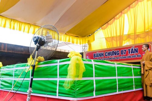 Cả làng ở Hưng Yên góp gạo làm bánh chưng nặng 7 tấn, luộc liên tục 4 ngày
