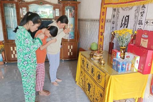 Chồng vừa qua đời do ung thư, ba mẹ con lại phát hiện mắc bệnh quái ác