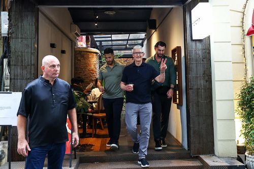 'Soi' đồng hồ của Tim Cook, Mark Zuckerberg