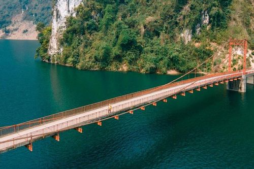 Cầu treo vắt ngang dòng sông xanh biếc, cảnh đẹp như tranh ở Điện Biên