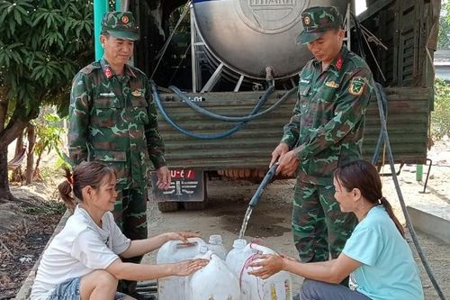Công an, bộ đội mang nước sạch đến tận nhà cho dân vùng hạn hán