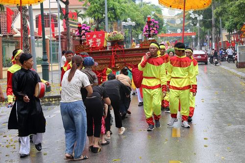 Người dân xếp hàng ngoài đường làm điều kỳ lạ diễn ra mỗi năm chỉ một lần