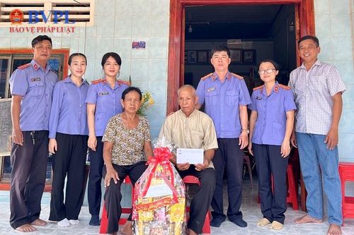 VKSND thị xã Tịnh Biên thăm, tặng quà công chức dân tộc Khmer dịp Tết Chôl Chnam Thmây