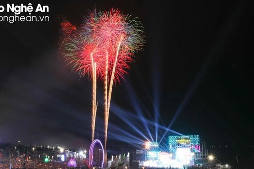 Mãn nhãn màn pháo hoa đêm khai mạc Lễ hội du lịch Cửa Lò năm 2024