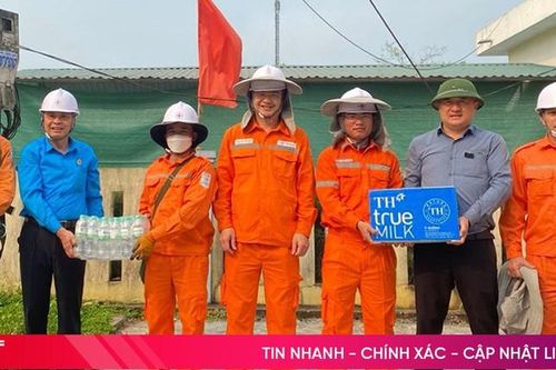 Tặng quà công nhân ngành điện làm việc giữa nắng nóng