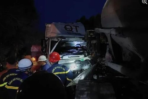 Quảng Trị: Hai xe tải va chạm trong đêm, một tài xế mắc kẹt, tử vong trong cabin