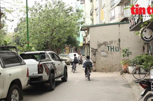 Hai ngôi nhà nằm giữa đường, chiếm hết vỉa hè ở Hà Nội