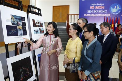 Khai mạc Triển lãm ảnh 'Tổ quốc bên bờ sóng' tại Lào