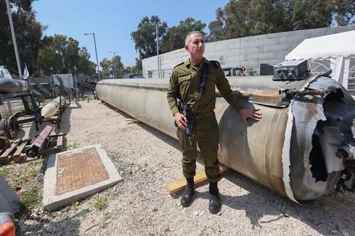 Israel trục vớt mảnh vỡ tên lửa Iran từ Biển Chết