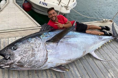 Ba người đàn ông câu được 'quái ngư' siêu to khổng lồ nặng 328kg