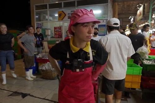 Hòa Minzy làm bốc xếp tại chợ cá, bật khóc nức nở