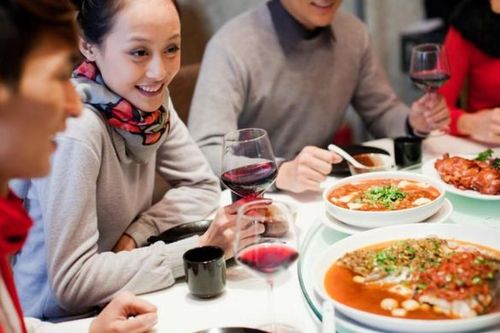 Tưởng được mời miễn phí, nhóm bạn gọi la liệt đồ ăn đắt đỏ và cái kết đắng