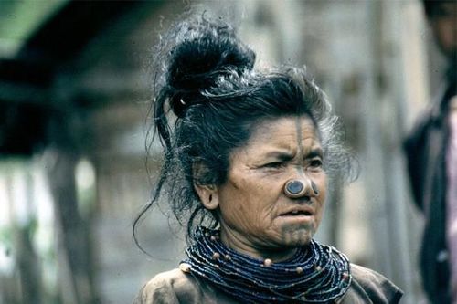 Khám phá sở thích làm đẹp kỳ dị của bộ tộc 'mũi quỷ'