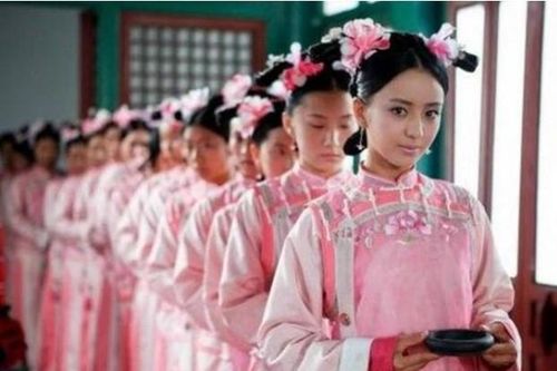 Trong cung đình thời xưa, thái giám khi vào cung đều bị thiến, còn cung nữ khi vào cung cũng phải làm một việc rất tàn nhẫn