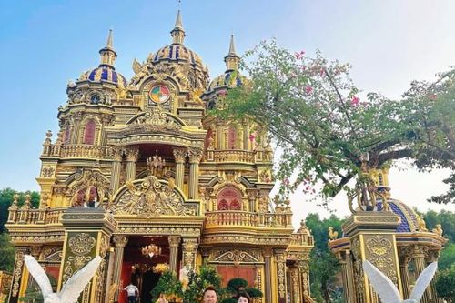 'Đại gia đồng nát' mở cửa lâu đài 100 tỷ cho bà con vào xem, ngày đón 300 người, có cả khách Tây