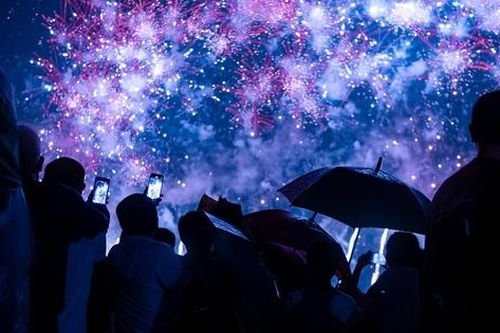 Giỗ Tổ Hùng Vương: Người dân đội mưa ngắm pháo hoa rực sáng