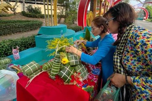 Phụ nữ Bình Dương thi gói bánh chưng, bánh tét dịp giỗ Tổ Hùng Vương