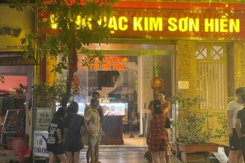 Lái ô tô tới tiệm vàng trộm trang sức